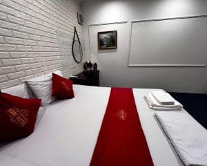 Tấm Trang Trí Khách Sạn Màu Đỏ