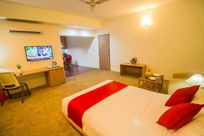 Tấm Trang Trí Màu Đỏ Tươi & Ga T300 Trắng Trơn